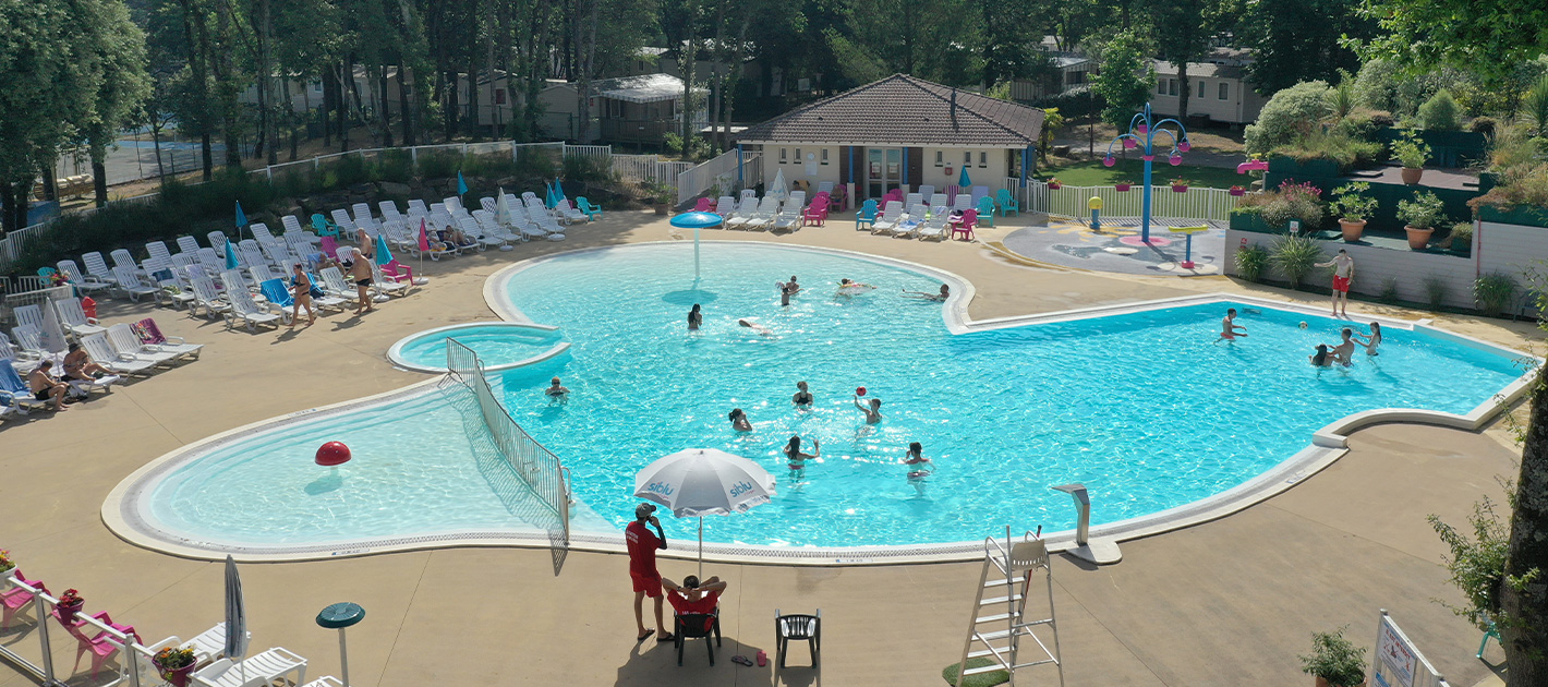 Piscine extérieure camping Les Pierres Couchées