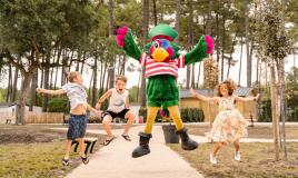 Mascotte entourée d'enfants au camping Les Dunes de Contis