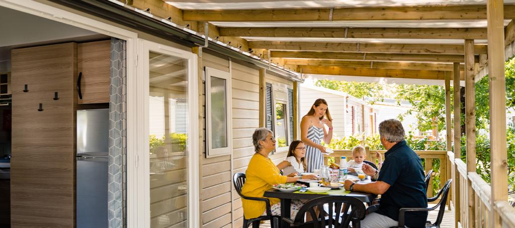 Famille sur la terrasse de son mobil home